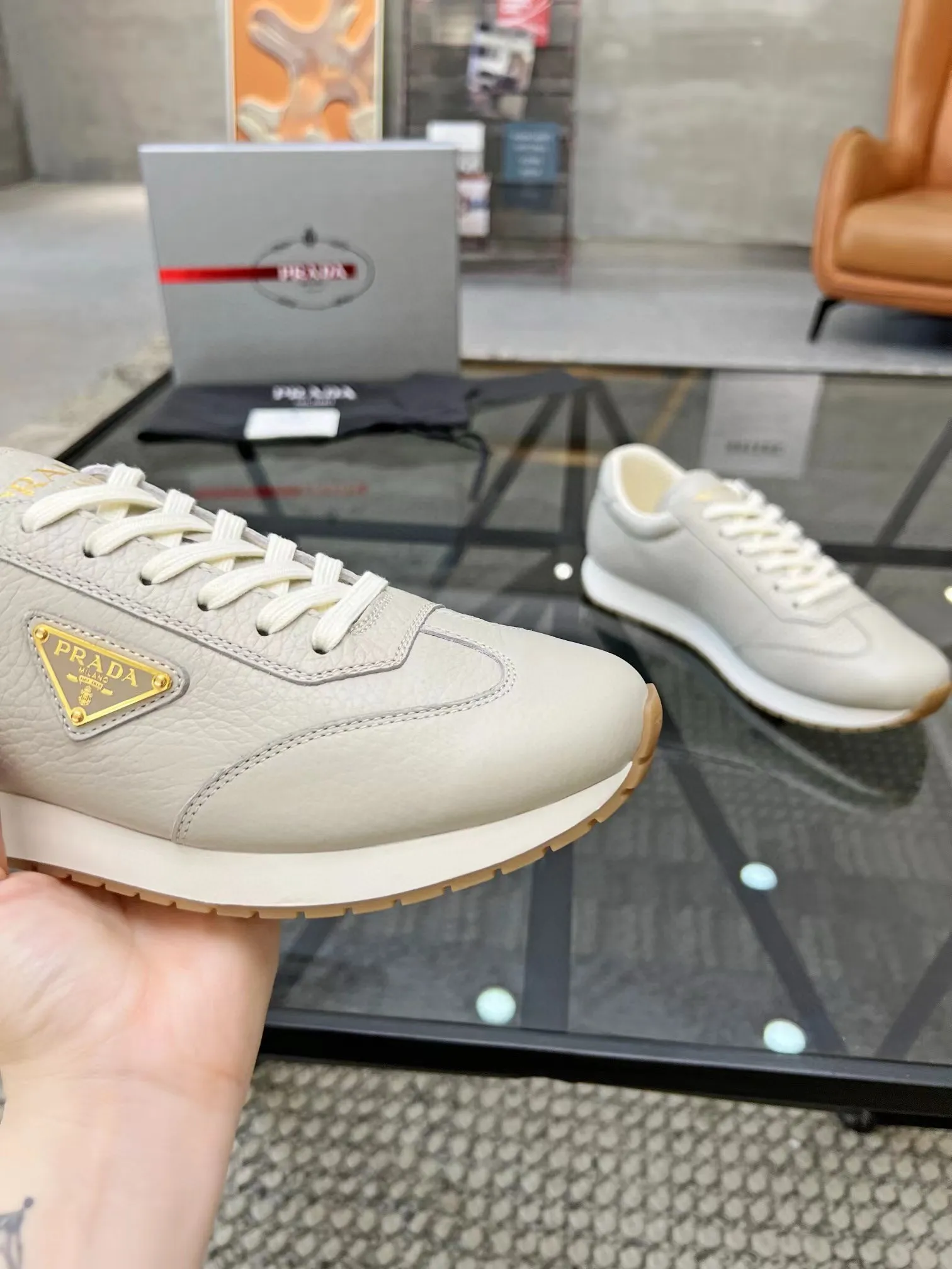 Factory price: 400💰Prada new men's leather sports shoes, the highest version on the market, any comparison is welcome🆚! The original leather has excellent texture and is super high-end! Fetal sheep net lining imported from Italy, removable pad! Luxurious materials and fine workmanship, highly recommended! Code number: 38-44, customized 45